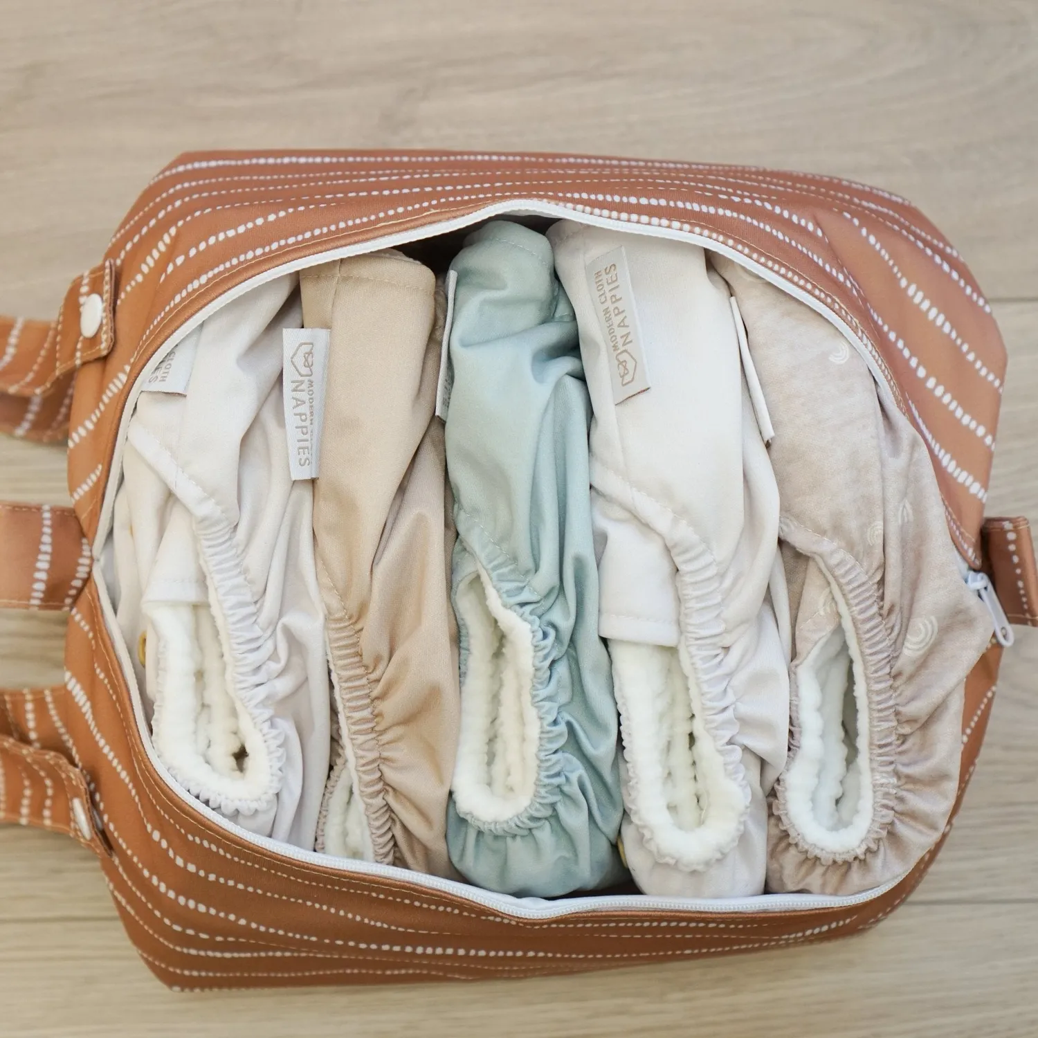 Modern Cloth Nappies Pod Dune Tan luierzak wit