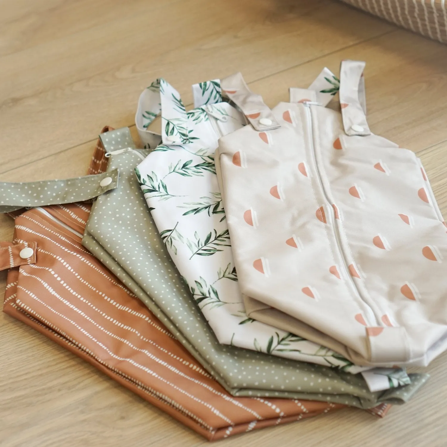 Modern Cloth Nappies Pod Dune Tan luierzak wit