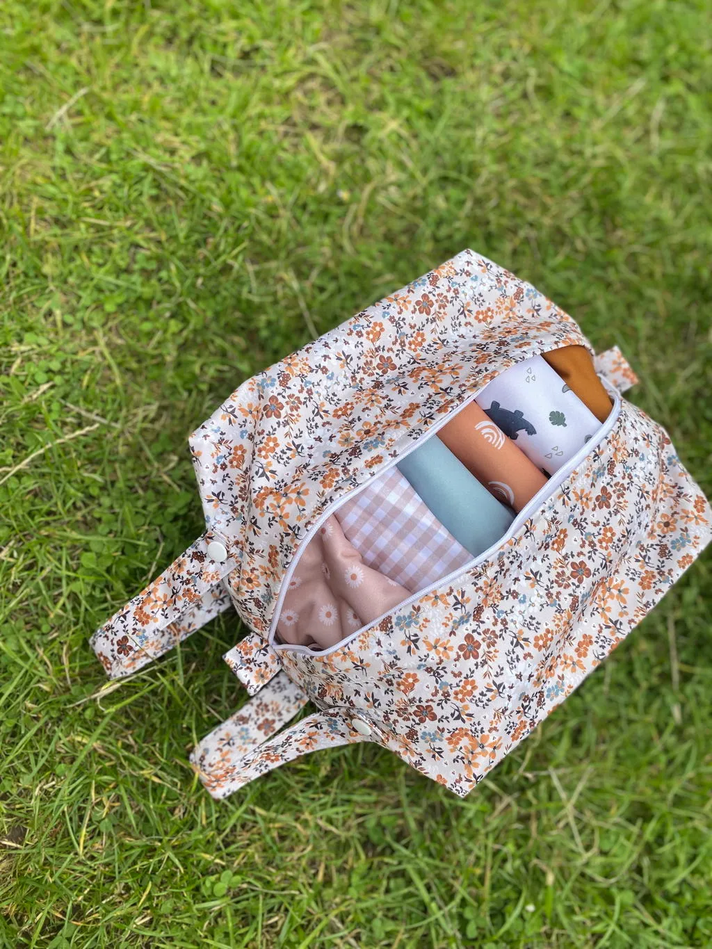 Modern Cloth Nappies Pod Dune Tan luierzak wit