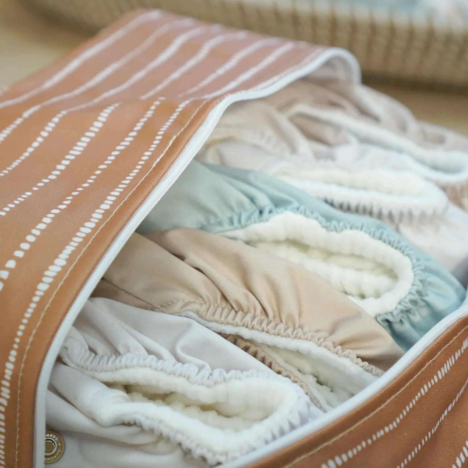 Modern Cloth Nappies Pod Dune Tan luierzak wit