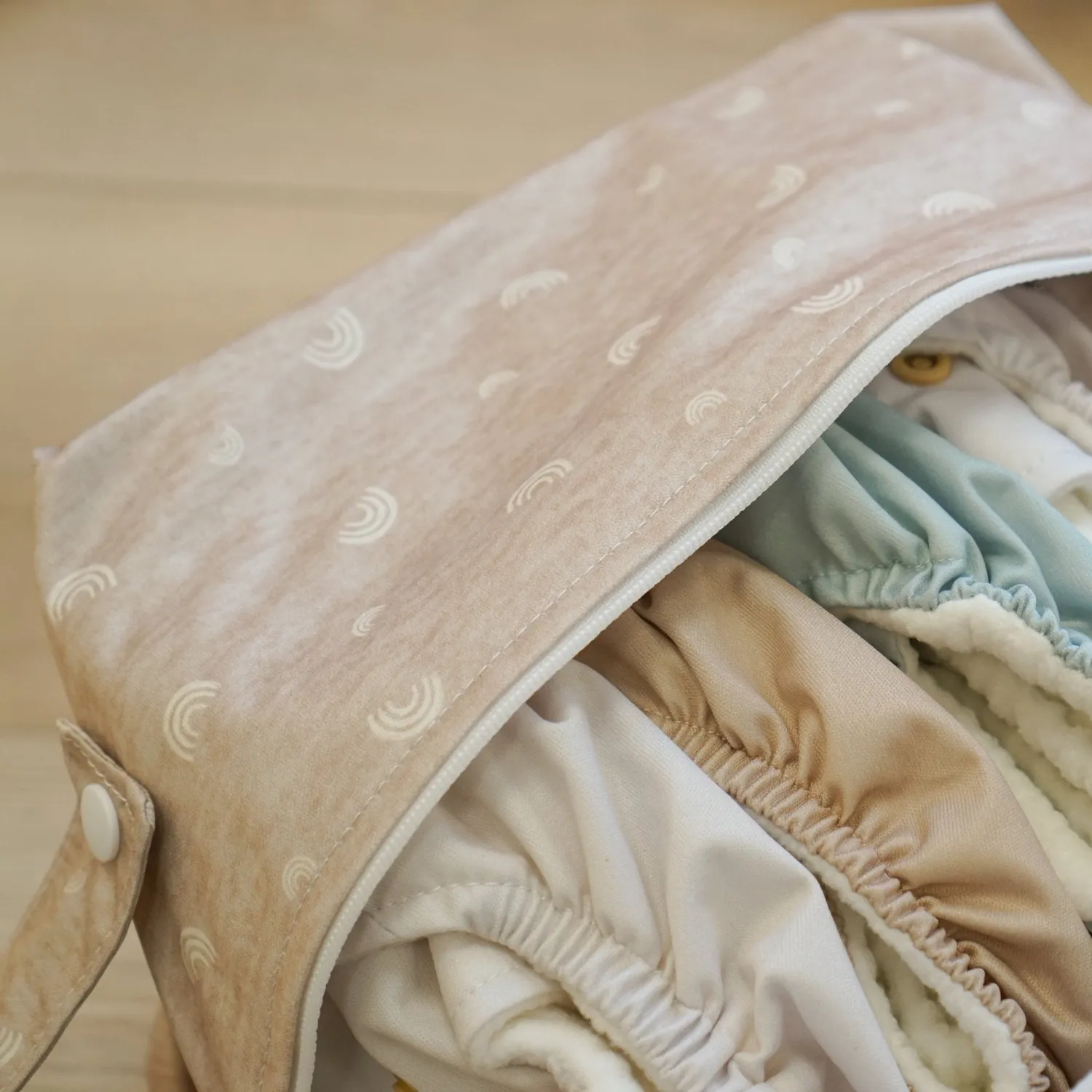 Modern Cloth Nappies Nappy Pod Rainbow Oatmeal wetbag lekvrij