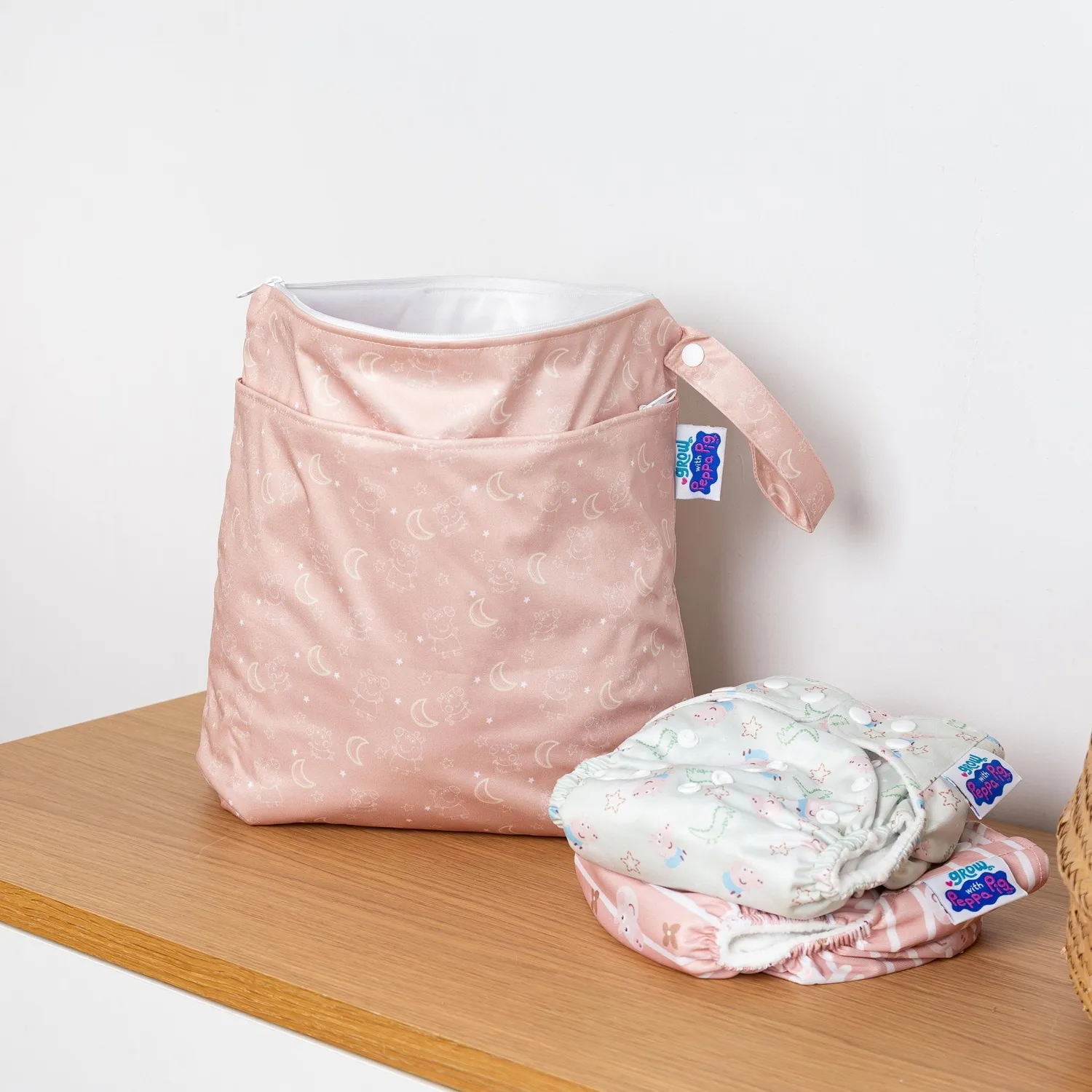 Modern Cloth Nappies Peppa Pig Grab & Go wetbag Moons & Stars waterdicht